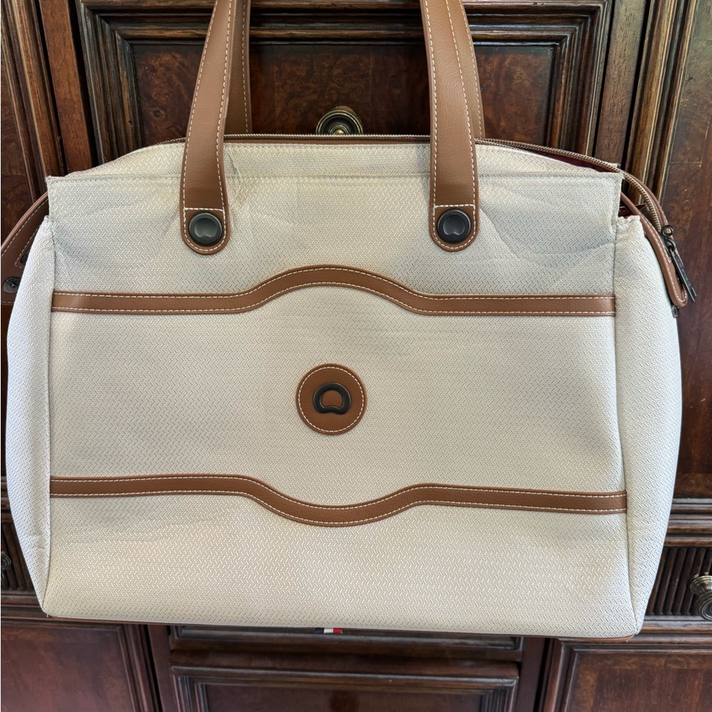 Delsey Latop Bag Chatalet Air Shoulder Bag. Used - good condition.